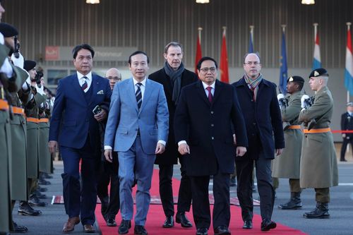 Thủ tướng rời Luxembourg, bắt đầu thăm chính thức Hà Lan