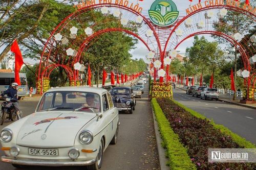 Mãn nhãn với đoàn ô tô cổ diễu hành chào mừng Festival Hoa Đà Lạt
