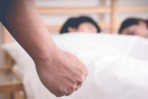 Giúp bạn thân xét nghiệm ADN, người đàn ông phát hiện mình đang nuôi con hộ người khác