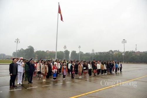 142 học sinh, sinh viên, thanh niên dân tộc thiểu số tiêu biểu báo công dâng Bác