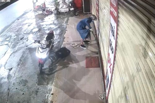 FPT Shop ở Đà Nẵng bị trộm gần 1 tỷ đồng: Camera ghi lại cảnh tên trộm cắt khóa