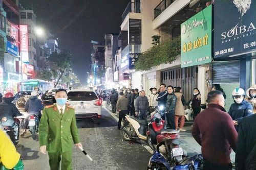 Điều tra vụ xe ô tô lao tốc độ cao đâm vào nhiều xe máy