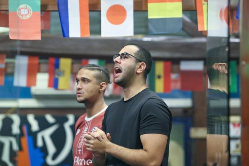 CĐV Morocco ở Việt Nam vỡ òa khi đội nhà tiễn CR7 về nước