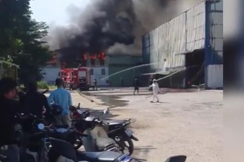 Bình Dương: Nhà xưởng sản xuất viên gỗ nén bốc cháy dữ dội