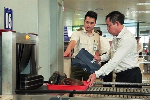Bị phạt 8,5 triệu đồng vì lấy trộm tai nghe của khách đi máy bay