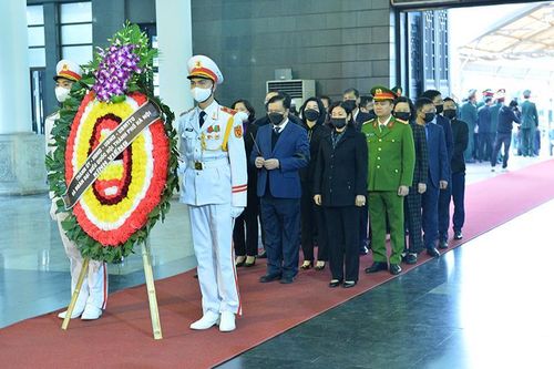 Đoàn đại biểu thành phố Hà Nội viếng đồng chí Vũ Oanh