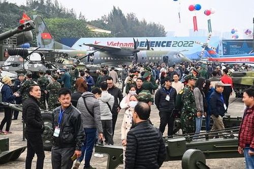 Người dân đội mưa rét tham quan Triển lãm Quốc phòng quốc tế 2022