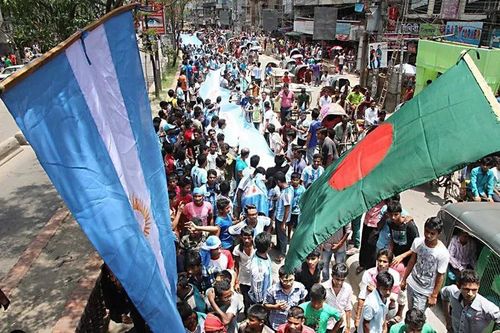 Người Argentina 'cảm ơn' CĐV Bangladesh bằng hành động thiết thực
