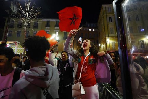 Người dân Maroc vỡ òa cảm xúc với tấm vé bán kết World Cup lịch sử
