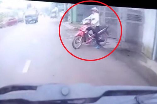 Nóng trên đường: Những kiểu 'ú òa' của xe máy khiến ô tô suýt gặp oan gia