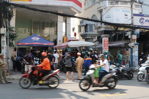 Loạt xe 'độ chế' dựng vỉa hè, CSGT ập vào kiểm tra