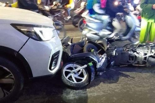 Hà Nội: Ôtô 'điên' lao vào hàng chục xe máy trên phố Bạch Mai