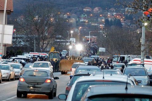 Cảnh sát Kosovo đọ súng với người Serb, Serbia muốn đưa 1.000 binh sĩ, cảnh sát tới