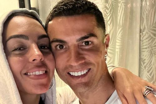 Bạn gái và chị gái Ronaldo tiếp tục 'đánh' HLV Bồ Đào Nha