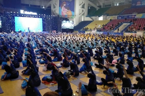 800 mẹ bầu tham gia đồng diễn yoga tại 'Festival mẹ bầu và em bé 2022'
