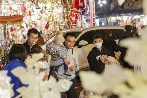 Phố cổ Hà Nội trang hoàng Noel, nườm nượp người vãn cảnh chụp ảnh
