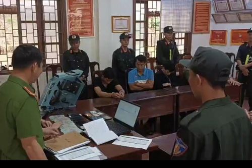 Con vay tiền cá độ bóng đá, bố mẹ có phải trả nợ thay?