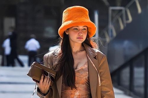 Vớ ống chân, mũ lông và những mẫu phụ kiện chiếm sóng mùa lạnh