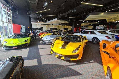 Cận cảnh showroom siêu xe nổi tiếng tại Dubai
