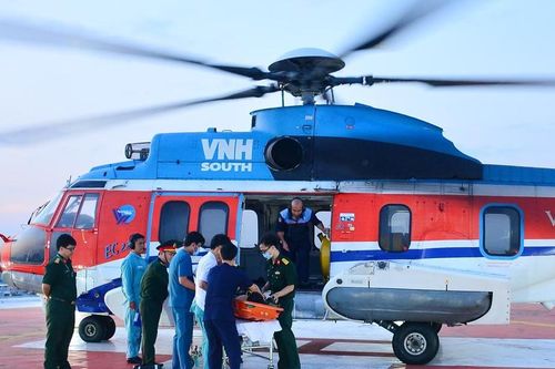 Dùng trực thăng cấp cứu, đưa quân nhân bị sốc mất máu từ huyện đảo Trường Sa về đất liền điều trị