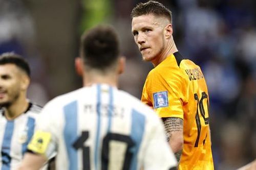 Tiền đạo đội tuyển Hà Lan lên tiếng sau khi bị Messi mắng chửi