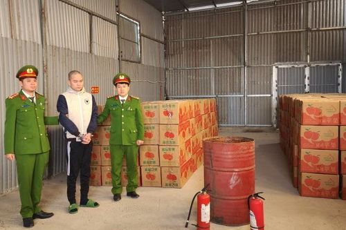 Phát hiện gần 7 tấn pháo lậu được ngụy trang trong thùng hoa quả nhập khẩu