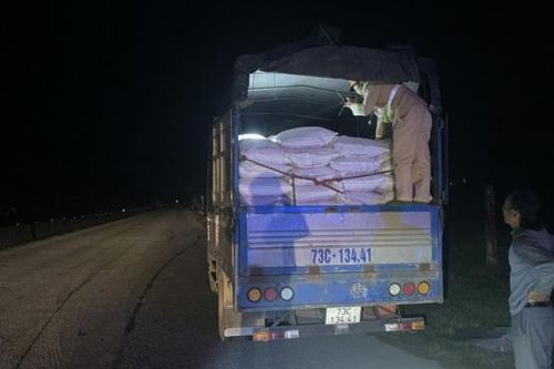 Quảng Bình: Phát hiện vụ vận chuyển 8 tấn đường lậu không rõ nguồn gốc