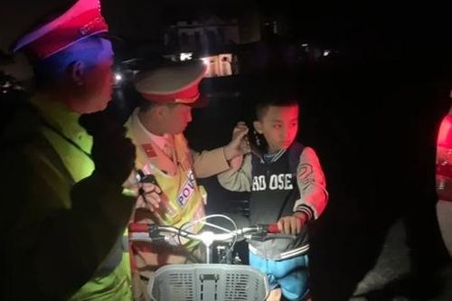 Cậu bé 9 tuổi đi lạc 60km trong đêm được CSGT đưa về nhà