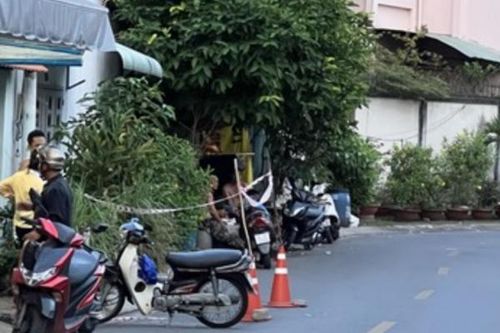 Đang ngồi trong quán cà phê, một người bị đâm tử vong