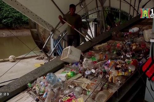 Panama phát minh thiết bị dọn rác trôi nổi trên sông