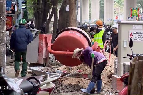 Người dân Hà Nội lại khốn khổ vì vỉa hè bị đào xới