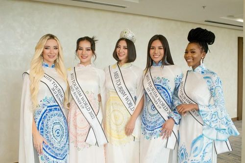 Hoa hậu Du lịch Thế giới 2022 và các Á hậu diện áo dài lụa gấm