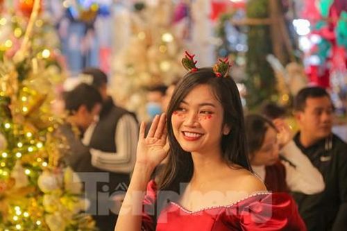 Người Hà Nội chen nhau chụp ảnh trên phố Hàng Mã đón Giáng sinh sớm