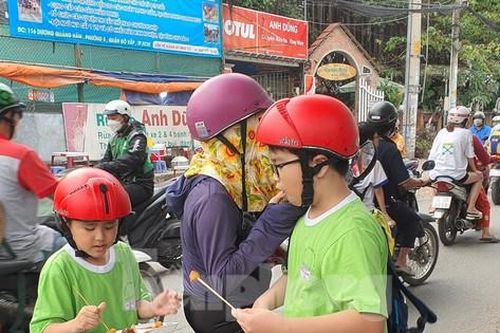 Bất an với thực phẩm trước cổng trường