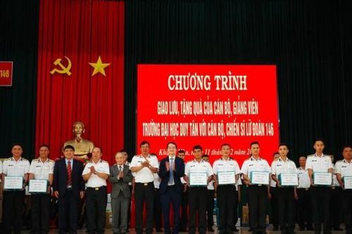 Trường Đại học Duy Tân thăm, tặng quà cán bộ chiến sĩ Vùng 4 Hải quân