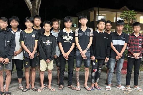 Tạm giữ 20 thanh thiếu niên mang mã tấu, dao phóng lợn đi đánh nhau
