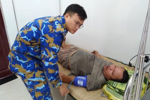 Khánh Hòa: Bệnh xá đảo Sinh Tồn cấp cứu ngư dân Bình Định bị đột quỵ