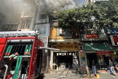 Cứu chữa vụ hỏa hoạn ở khu phố cổ
