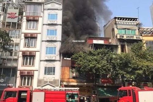 Cháy lớn tại cửa hàng tranh, cột khói cao hàng chục mét