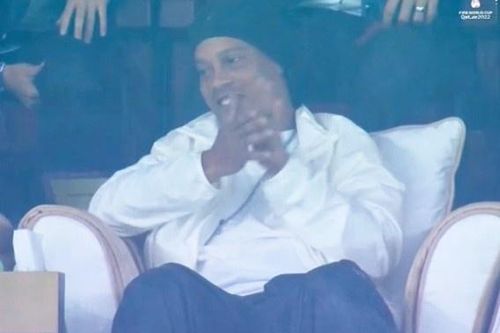 CĐV Brazil phản ứng khi Ronaldinho vỗ tay khen tuyển Argentina