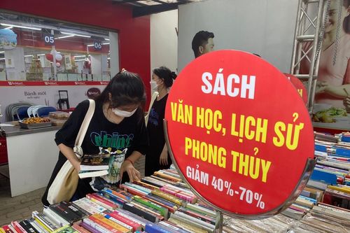 Giới trẻ đổ xô đi hội sách săn sale dịp cuối năm