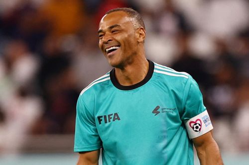 Dàn huyền thoại đá giao hữu với công nhân ở World Cup 2022