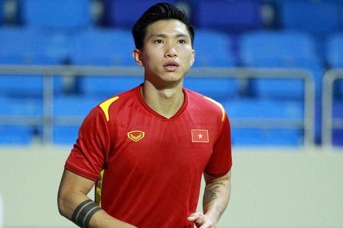 HLV Park để Hồng Duy đá thay Văn Hậu