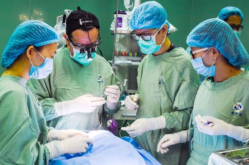 Anh em sinh đôi mắc bệnh hiếm với hàng trăm khối u trên người