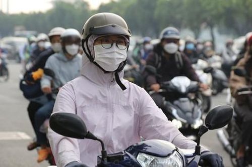 Trời se lạnh và sương mù dày đặc, người dân TPHCM khoác áo ấm ra đường