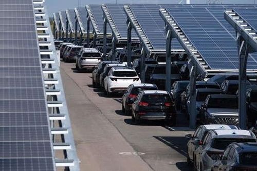 Pháp bắt buộc lắp đặt pin mặt trời trên bãi đỗ xe