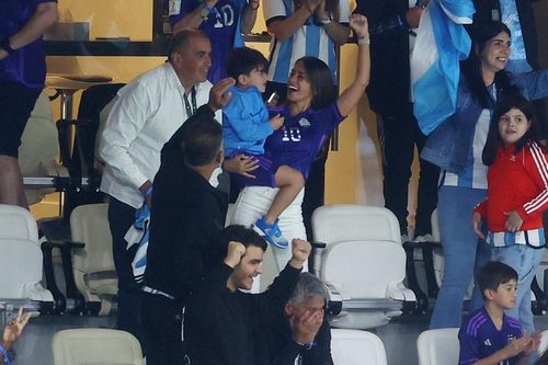 Mẹ và vợ con Messi ăn mừng phấn khích trên khán đài