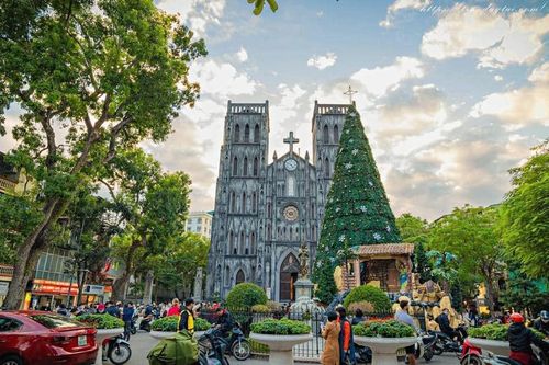 Nhà thờ Lớn Hà Nội trang hoàng lộng lẫy, du khách rủ nhau check-in 'từ sáng đến đêm'