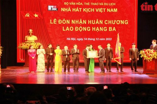 Chủ tịch nước Nguyễn Xuân Phúc dự kỷ niệm 70 năm thành lập Nhà hát kịch Việt Nam
