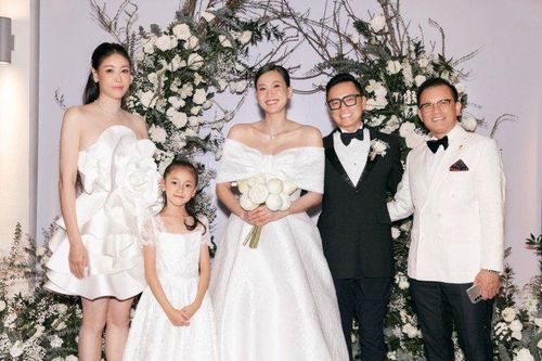 Mẹ con Hoa hậu Hà Kiều Anh đi đám cưới, mặc long lanh mà không lấn lướt cô dâu